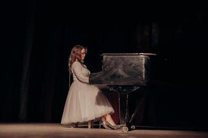 agraciado pianista en un soñador actuación foto