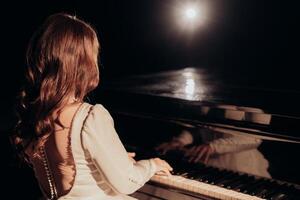 melódico reflexión pianista en un blanco vestir en destacar. el espalda ver de un pianista en un elegante blanco vestido con perla detalles. su manos jugar el piano debajo un destacar, creando un reflexivo y foto