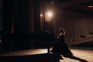 grandioso piano y etapa elegancia mujer foto