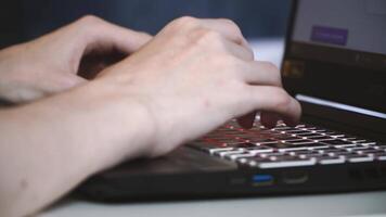masculino mãos digitando em uma computador portátil video