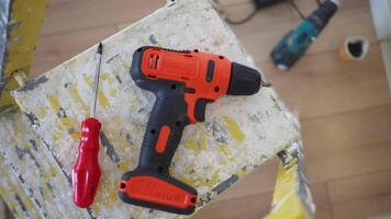 byggnad projekt med verktyg i en Hem verkstad video