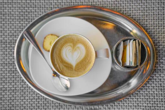 café con un modelo en el espuma. parte superior ver de un ligero marrón espuma, un modelo de Leche espuma en el formar de un corazón. foto