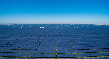solar panel campo debajo claro azul cielo en renovable energía granja foto