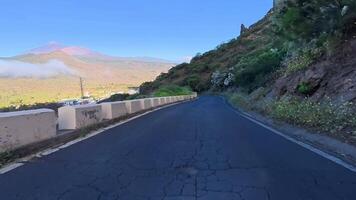 een verbluffend mooi golvend weg kronkelend door majestueus bergen ingelijst door levendig landschappen en Doorzichtig blauw luchten video