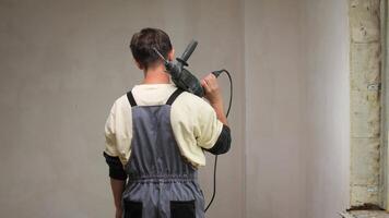 construção trabalhador usando poder broca dentro renovação video