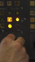 tekniker rörelse industriell kontrollera panel med flera olika knappar och lampor. stock klämma video
