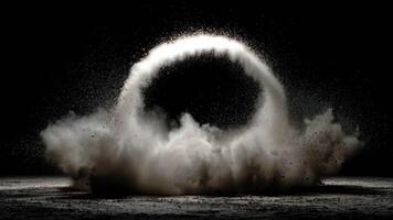 poeira nuvem explosão com dramático arco anel forma e vôo partículas dentro Sombrio meio Ambiente criando dinâmico movimento e poderoso energia efeito video