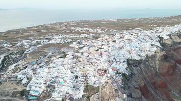 böjd Drönare flyg ovan oia, santorini - naturskön se av cykladisk arkitektur video