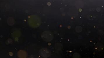 flutuando partículas dentro ar com bokeh efeito. abstrato branco poeira ou neve mosca e cintilar em cinzento fundo. fechar-se imagens de vídeo. video