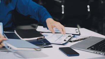 un' persona è utilizzando un' il computer portatile computer e un' taccuino video