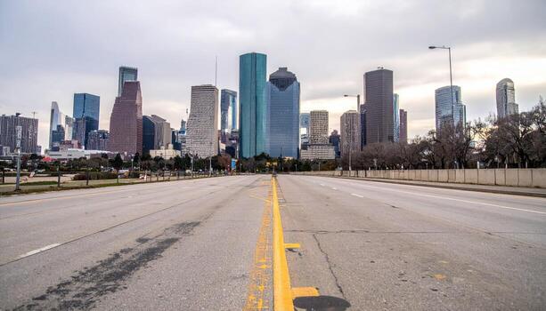 un ciudad horizonte con un autopista y un amarillo línea foto