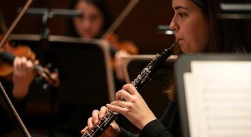 un mujer jugando el oboe en un orquesta con otro músicos en el antecedentes durante un actuación foto