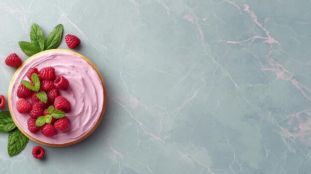 frambuesa tarta de queso, adornado con Fresco bayas y menta, se sienta esmeradamente en un ligero azul estampado de mármol superficie, creando un delicioso y atractivo De arriba hacia abajo ver foto