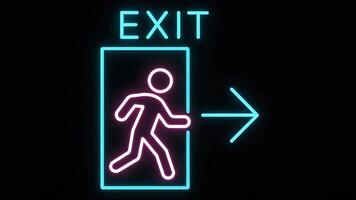 Saída placa com uma homem caminhando dentro frente do isto video