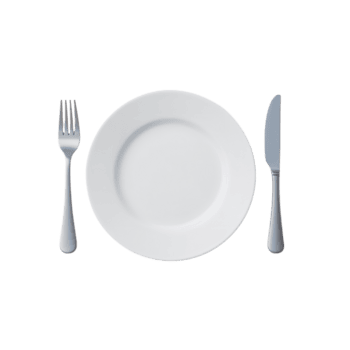 elegante jantar arranjo apresentando uma imaculado branco prato com talheres em uma rígido configuração png