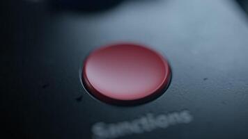 uma vermelho botão em uma Preto superfície video