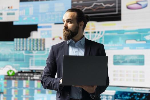 general director comentarios digital gráficos y negocio visión a mejorar nuevo estrategia modelos para exitoso desarrollo decisiones optimizando actuación con fintech y perspicacia. foto