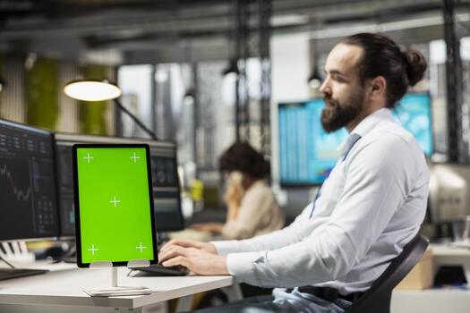 Finanzas analista trabajando en valores comercio Progreso con verde pantalla, utilizando gráficos y tendencias a monitor el capital desde el negocio cuenta. joven hombre asegurando desarrollo. foto