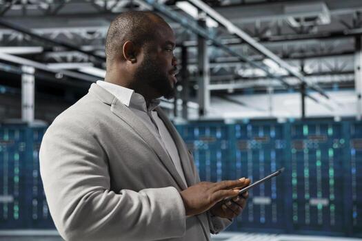 administración en datos centrar utilizando tableta, leyendo error registros, haciendo chequeo a prolongar hardware vida lapso y evitar falta del tiempo. servidor cubo empleado supervisión servidor infraestructura montajes en rack utilizando dispositivo foto