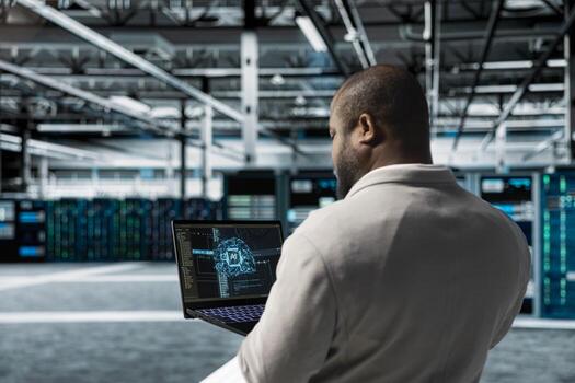 administración utilizando ordenador portátil en datos centrar alojamiento avanzado equipo usado para almacenamiento ai formación conjuntos de datos. servidor habitación eso profesional corriendo artificial inteligencia código a resolver técnico cuestiones foto