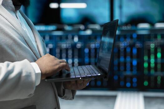 cerca arriba de administración programación en ai datos centrar alojamiento avanzado equipo usado para máquina aprendizaje capacitación. datos científico corriendo código a potenciar artificial inteligencia tecnología foto