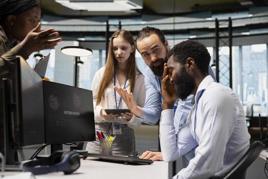 equipo de administradores colaborar a bloquear hackear red intrusión conmovedor oficina equipo. eso experto y colegas respondiendo a En Vivo ataque cibernetico advertencia surgir en ordenador personal, neutralizante hacker incumplimiento foto