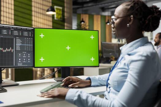 día comerciante en oficina utilizando verde pantalla ordenador personal a capitalizar en valores mercado fluctuaciones apuntalar firma empleado analizando precio movimientos en Bosquejo computadora para rápido lucro oportunidades foto