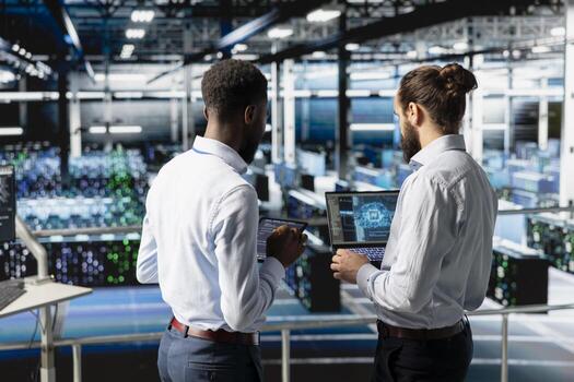 datos científicos equipo industrial plataforma analizando actuación salidas con ordenador portátil en servidor centro. datos centrar eso profesionales gerente servidor aparejos configuraciones para ai Procesando. foto