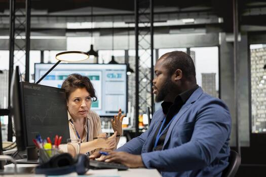 diverso empleados equipo comprometido en negocio planificación y reporte escribiendo, utilizando empresa datos perspectivas a garantizar alineación con objetivos revisando informes en computadora a el oficina. foto