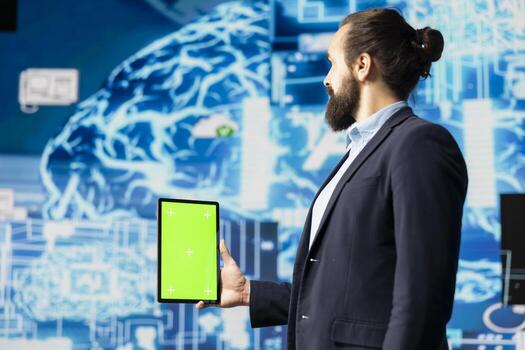 rodeado por digital datos y ai cerebro sistemas, empresario navega virtual inteligencia con un verde pantalla en dispositivo. utilizando automatización plataformas para moderno estrategia y innovación. foto