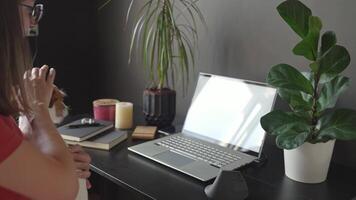 mulher dentro óculos suavemente animais de estimação dela cachorro enquanto levando uma pausa às dela casa escritório escrivaninha video