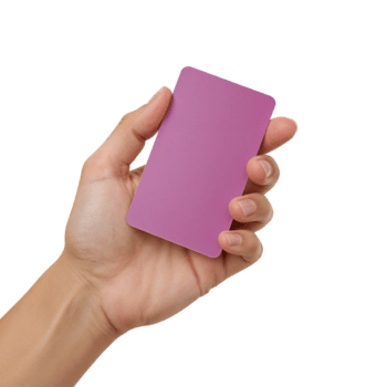 hand visning en tom violett kort mot ett isolerat transparent Plats för anpassning png