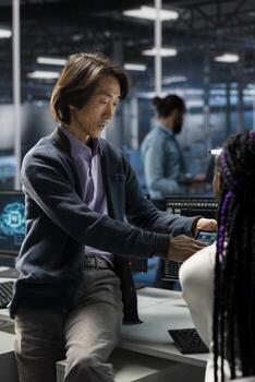 gerente y interno en datos centrar solucionar problemas servidor conectividad cuestiones utilizando ai. mayor programador y joven colega en servidor habitación auditoría sistemas para vulnerabilidades utilizando artificial inteligencia foto