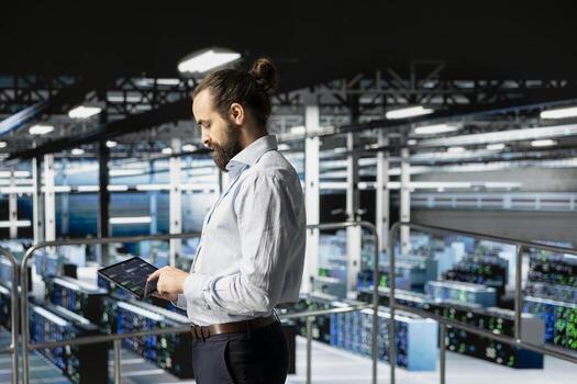 general gerente gestiona código programación con tableta en industrial plataforma, manejo software actualizaciones para servidor aparejos y ai configuración. masculino eso experto asegurando datos gestión. foto