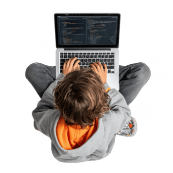 Jeune la personne codage sur portable séance traverser pattes portant décontractée vêtements et coloré chaussures, concentré sur programmation avec visible code sur écran png