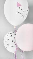 grillig ballonnen met kat gezicht en poot prints creëren een blij tafereel, aangevuld door levendig papier bloemen, toevoegen een feestelijk tintje naar ieder viering video