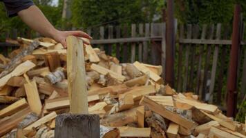 de skarp kant av de yxa träffar de obehandlad logga, jämnt delning Det. de scen skildrar handgjort utomhus- arbete i en rustik stil. video