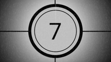 monocromatico retrò film capo conto alla rovescia a partire dal 10 per 0. Questo stile vintage animazione Caratteristiche numeri nel un' cerchio con mirino su un' graffiato, granuloso grigio sfondo video