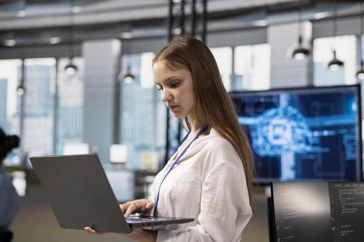 júnior dev en oficina utilizando ai automatización guiones a reducir repetitivo codificación tareas. joven hembra software desarrollador utilizando artificial inteligencia tecnología en puesta en marcha espacio de trabajo foto