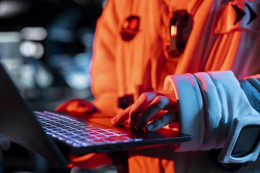 cerca arriba de orbita estación técnico mecanografía en ordenador portátil teclado, solución de problemas rojo ligero alerta. astronave ingeniero utilizando cuaderno a reparar equipo falla conmovedor operaciones foto