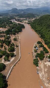 aéreo ver de chiang rai playa inundación por kok río creciente después pesado lloviendo. chiang rai golpear por destello inundaciones y escapada después durante la noche lluvia. foto