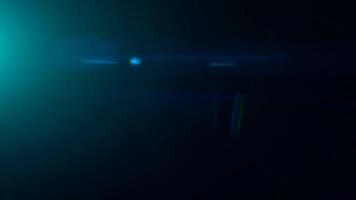 luminosa blu anamorfico lente bagliore appare a partire dal sinistra, getto raggi e splendore attraverso un' buio pendenza sfondo nel cinematico movimento. video