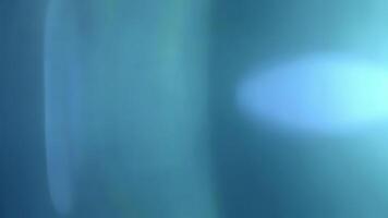 luminosa leggero perdita si sposta per parte inferiore lungo giusto bordo, spargimento ciano splendore al di sopra di intero telaio, la creazione di cinematico transizione effetto. video