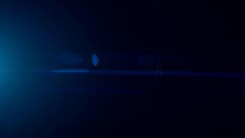 blu anamorfico lente bagliore scivola verso il basso lungo il sinistra bordo, getto cinematico splendore e orizzontale striature al di sopra di un' profondo, buio sfondo. video