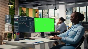 rättvisa analytiker använder sig av isolerat skärm pc till recensioner kvartals förtjänst, bedöma stock utbyta prestanda. näringsidkare utför finansiell analys använder sig av krom nyckel pc till förbättra investeringar, kamera en video