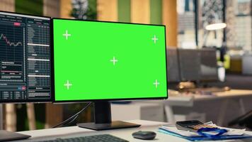 Handel Plattform Schnittstelle im Stütze Feste Büro mit Grafiken auf Grün Bildschirm pc überwacht. schließen oben von Chroma Schlüssel Computers auf Schreibtisch benutzt durch finanziell Profis Verfolgung Lager Markt Aktivität video