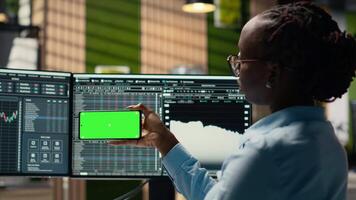 stötta fast internera i kontor lär ny handel strategier från lektion på grön skärm mobil telefon. mäkleri företag praktikant använder sig av krom nyckel smartphone till Kolla på pedagogisk innehåll, kamera b video