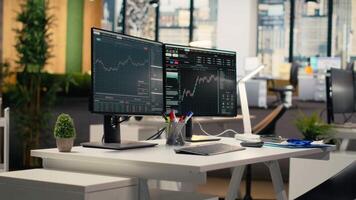 handel plattform på skärmar Begagnade förbi finansiell yrkesverksamma spårning stock marknadsföra aktivitet använder sig av analytisk verktyg. mäkleri företag kontor med pris grafer gränssnitt på dator visas video