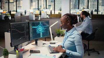 comerciante en oficina aprovecha ai tecnología en ordenador personal a interpretar analítica gráficos, optimizando comprando y venta. africano americano mujer usos profundo aprendizaje automatizacion a maximizar ganancias, cámara un video