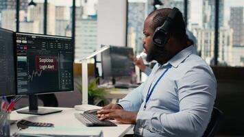 stressato commerciante a opera indagare sospetto accesso su commercio account dopo sistema trigger avvertimento. broker preoccupato di sicurezza apparire su pc di tentato violazione di cliente account, telecamera B video